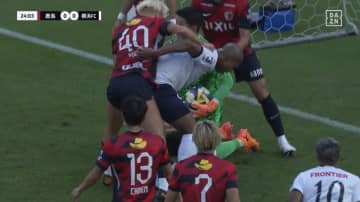 「流石にキレすぎ」鈴木優磨、味方への交錯プレーに憤慨→相手DFに突進してピッチ騒然「仲間がやられるとスイッチ入っちゃうんだろうな」