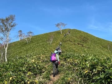 【コロンビア アウトドア アカデミー】 参加者の笑顔あふれる！　支笏湖を望む「絶景登山」ガイドツアー「イチャンコッペ山」レポート