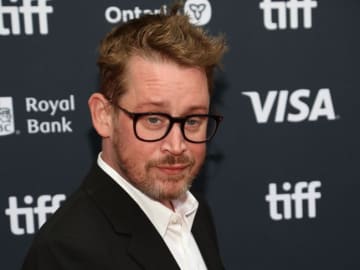 大人になったケビン！　マコーレー・カルキンが『ホーム・アローン』風CMに出演　高齢のママを心配