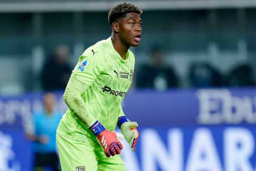 鈴木彩艶が負傷で病院直行　ミラン戦で相手と衝突のアクシデント…現地報道「試合後腫れ始めた」