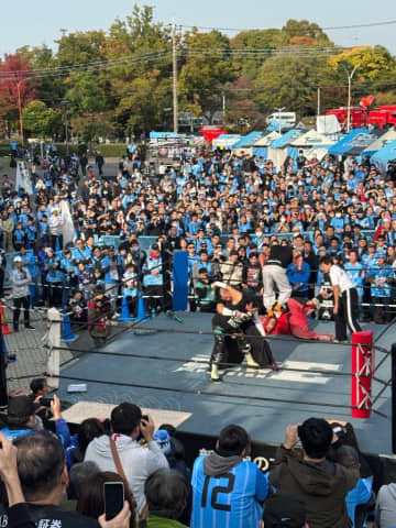 大仁田厚、1年ぶりの“出禁解除”！川崎フロンターレ戦前に電流爆破で大暴れ「今年こそは俺が始球式じゃないのかよ！？」