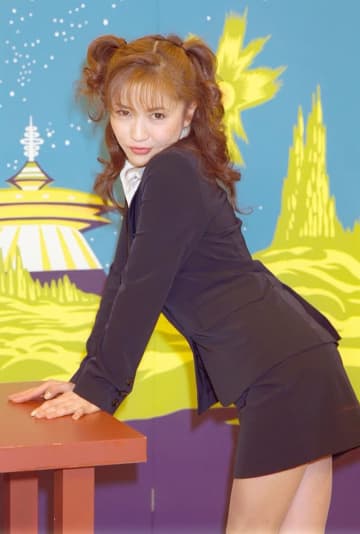 見ている人の楽しみに…大胆かつ上品！三浦理恵子ミニスカートの心得　０２年１１月