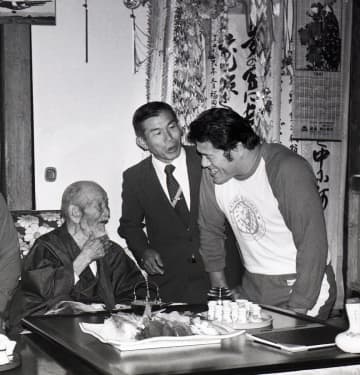 「元気ですかー！」猪木と〝慶応元年生まれ〟泉重千代さん面会ウラ話　きんさん＆ぎんさんとも長寿外交