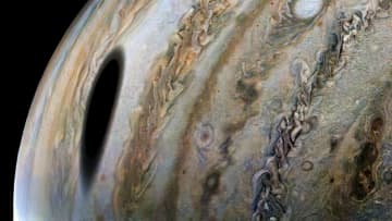 木星に巨大な穴？　ジュノーが撮影した太陽系最大の衛星の影