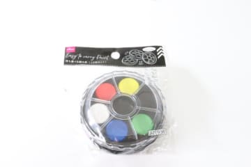 ダイソーのコレなんだかわかる？12色が1つにギュッ！コンパクトすぎて驚いた文具