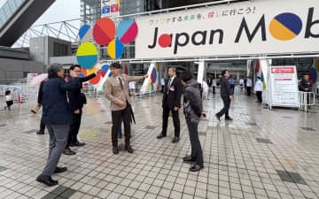 ジャパンモビリティショー最終日、雨のため一般入場者の待機列先頭を屋根付きエリアに変更 自工会 佐藤副会長と田中次世代モビリティ領域長らで急遽対応