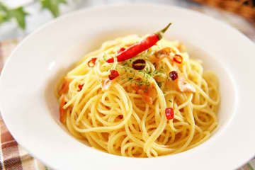 速水もこみち考案『オ・ト・ナ パスタ』の作り方を公開！シンプルだからこそ作りたい！やみつき間違いなしの一品に「クセになっちゃいそう」「オイルパスタにチーズかけたことなかったかも」の声