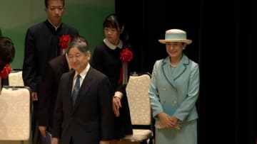 天皇皇后両陛下「豊かな海づくり大会」式典にご出席　中学生の作文に笑顔で拍手送られる