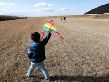 親子で楽しむ凧作りと凧あげ体験★お正月遊びも！「新春たこあげのつどい」開催【1月10日/竜王町・妹背の里】