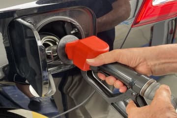 ガソリン税「暫定税率」が年内廃止!? 今後は「ガソリンより軽油」が高くなる？ 三菱「デリカD：5」の場合、ガソリン車と比べどれだけ節約できるかも試算