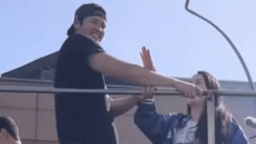 真美子夫人、観客のメッセージパネルに爆笑→大谷翔平に目隠しした理由は？　「可愛すぎますね」「尊い」