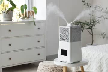 「部屋干しすれば加湿器はいらない」という母。正直そこまで「電気代」はかからないと思うのですが、本当に“節約になる”のでしょうか？「加湿器の電気代」を確認