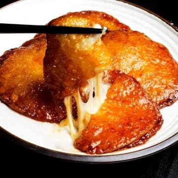 【豆腐は焼いて食べるのが正解でした♡】「ビビるほど旨い！」「迷ったらコレ！」簡単おかず＆おつまみレシピ3選