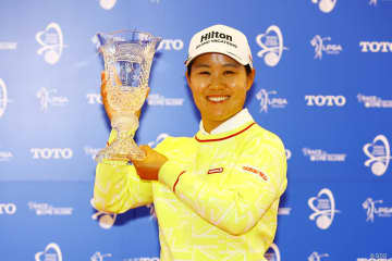 「長く感じた3年半」畑岡奈紗が涙の通算7勝目 54ホール短縮競技で荒木優奈にプレーオフ勝ち