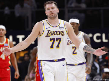 レイカーズがホークスに大敗して連勝ストップ…ドンチッチはダブルダブルを達成、八村は8得点