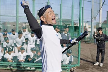 52歳イチロー氏が柵越え連発　殿堂入り後も高校指導…63スイング中9発に拍手喝采