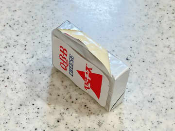 「爪にチーズが入っちゃう…」から卒業！　つるっときれいに取れる裏ワザが？