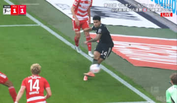 「ありえない！」“ゼロ角度スーパーゴール”に世界騒然！「すげーとこぶち抜いた」「年間最優秀だ」バイエルンFWが神ターンから衝撃弾