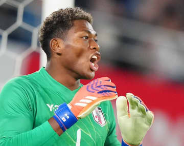 【日本代表】W杯へ緊急事態、GK鈴木彩艶が左手の複合骨折で「手術を受ける見込み」。所属のパルマ発表