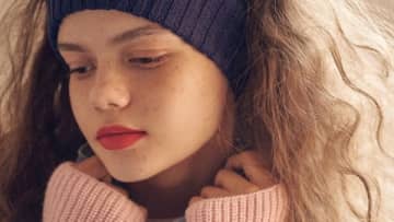 単純なのに差がつく「着ないニット」とは？アクセサリーより気張らない「可愛く飾れる」テクニック