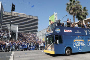 ド軍世界一から1週間「こんな行列できるのか」　LAで驚きの光景…未だフィーバー「混んでる」
