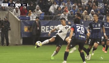「何だこれ！」神戸FWの“スーパーボレー弾”に騒然「よく枠に蹴れるな」「月間ベストゴール候補」斜めからのボールを叩いた瞬間