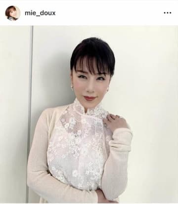 元ピンク・レディー未唯mie67歳、艶やかゴールドのドレスで色気ダダ漏れ　変わらぬ美貌...「とっても綺麗」