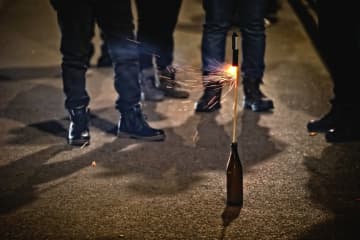 白いセダンの男 パキスタン人が経営する車屋に『ロケット花火』を打ち込む 姿を監視カメラが捉えネットでも議論に