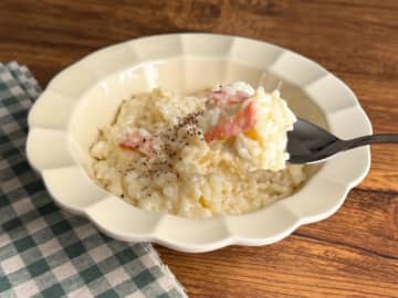冷やごはんでOK◎レンジで簡単「ベーコンチーズリゾット」
