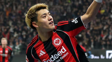 「日本人がこのプレーできるのはすごい」 27歳日本代表MF、ドイツでの日本人対決で圧巻ゴール！