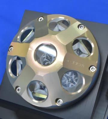 衛星と地上、距離測定　オオツカ　レーザー光反射装置製造　電源不要、宇宙ごみ対応　茨城