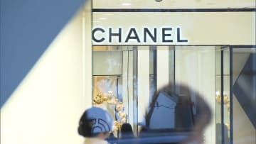 「トートバッグ2点盗まれた」と従業員から通報…「シャネル」店舗で男が高級バッグ盗み逃走　東京・世田谷区