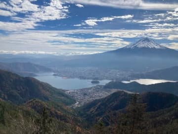 11月から “雪化粧” の具合がちょうどいい時季！　きれいな「冠雪富士」の絶景が見られる山・5選