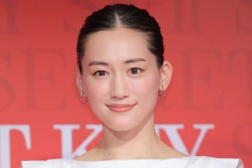 綾瀬はるか、ポーズ模索にネット悶絶「可愛すぎてキュン死」「おちゃめな感じが最高」「どれでもかわいいですから!!」