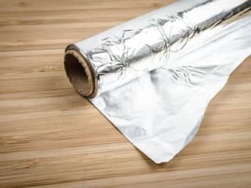 『アルミホイル』はどっちが表？裏？すぐ答えられたらスゴイ！意外と知らない活用法