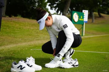 「N」マークの新作シューズが“シンデレラフィット”!? 山下美夢有が試し履きで「めっちゃいい！」