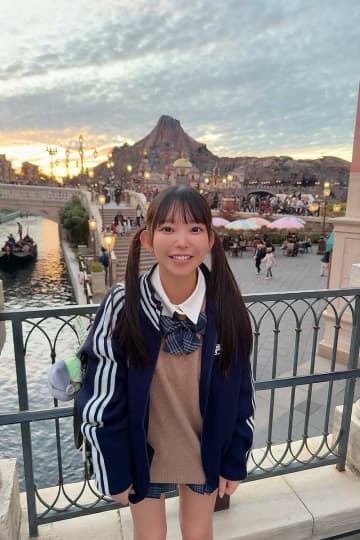 「見た目と年齢が合わない」30歳Fカップグラドルが制服ディズニー　長澤茉里奈に「中学生かな？」