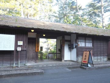 六角堂　ベンガラ塗り直し　北茨城・茨城大五浦研究所　長屋門修復はCF活用へ