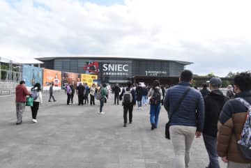 【藤本健のDigital Audio Laboratory】初心者も弾けちゃうスマートギターからウィンドシンセまで。激熱の中国楽器展示会に潜入！