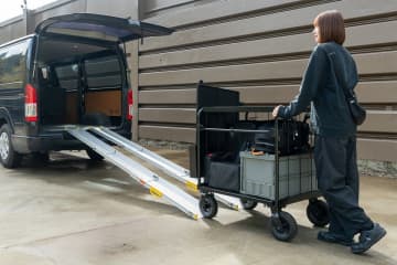 少人数ロケの新定番！搬入・搬出を一人で完結する機材運搬台車「クロウディセット」登場