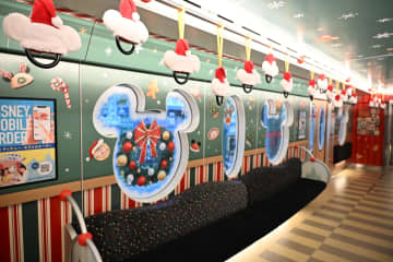 ディズニーリゾートライン、「ディズニー・クリスマス・ライナー」運行中。本日より一部車両がホリデー仕様に！