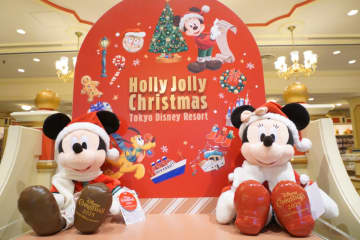 ディズニー・クリスマスの新グッズ、パーク店頭で撮ってきた！　新パレード/ミッキーモチーフ編【写真34枚】