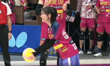 これは激カワ…本田翼、“想像の斜め上”をいく始球式に「びっくりした」「サーブを打つのかと思ったら…」放送席も驚き