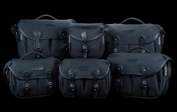 Billinghamの定番バッグ「Hadley」に特別なブラック仕様　ブルーステッチとレザーパーツの組み合わせ