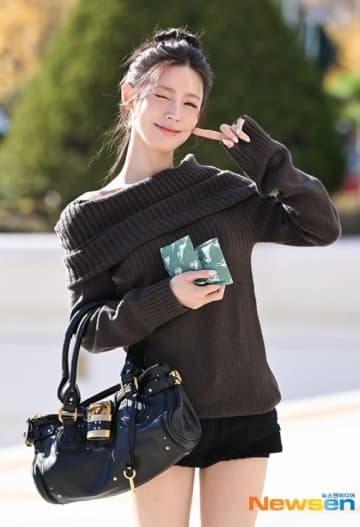 【PHOTO】i-dle ミヨン、ラジオ出演のため放送局へ…溢れる透明感