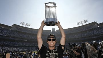 山本由伸、優勝トロフィー持った「満面の笑み」に反響　球場を包む歓喜に「本当最高」