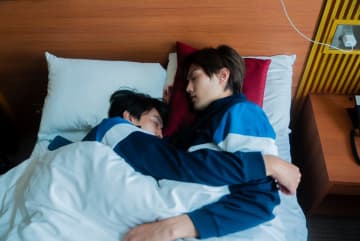 簡秀吉が藤本洸大をベッドで抱きしめる　『修学旅行で仲良くないグループに入りました』第4話あらすじ