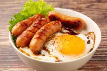 料理研究家リュウジ『ねぎ塩ソーセージ丼』の作り方を公開！ごはんが進む味付けに箸が止まらない「実家の昼飯のような安心感」「キャンプでコレ出来たら最高に合いそう」の声