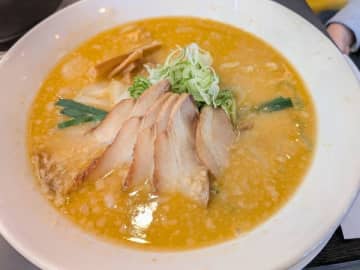 【幸楽苑新作】寒い季節にほっこり！「味噌とんこつらーめん」はレンゲが止まらない罪な一杯♡