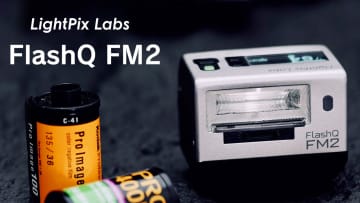 LightPix Labs、クラシカルなデザインの小型フラッシュ「フラッシュQ FM2」発売。ワイヤレス多灯発光と6色フィルター搭載